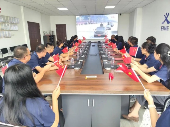 El grup d'estructura d'acer d'EIHE va organitzar la visualització de la retransmissió en directe de la 93a desfilada militar