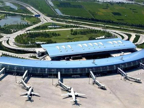 Terminal de l'aeroport amb marc d'acer