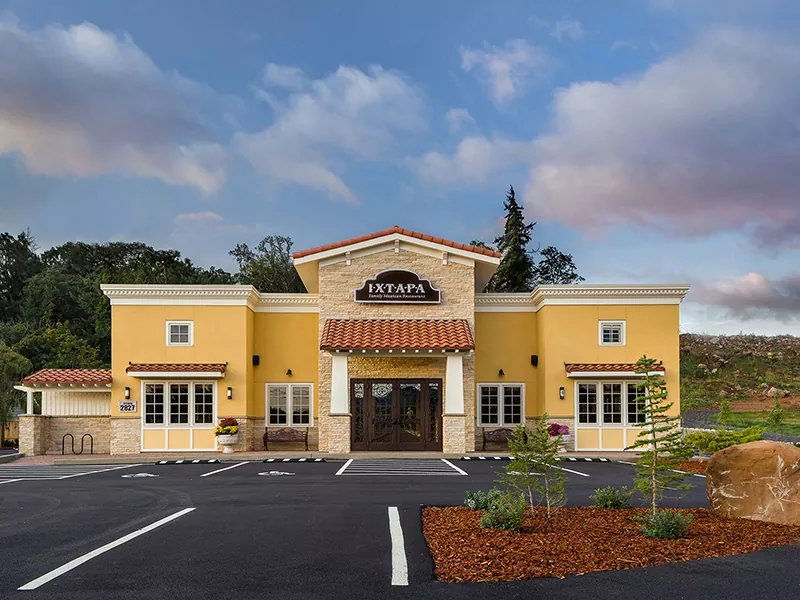 Edifici de restaurants metàl·lics